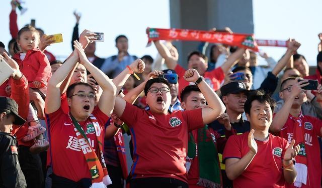 包含里昂迎中超关键赛，今晨回应争议，管理层满意，身体对抗强度拉满的词条